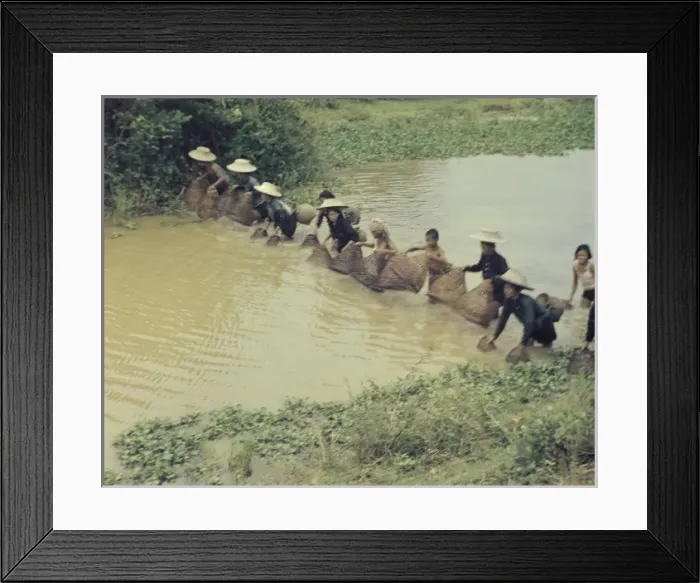 Framed Print : Basket fisher women - Thailand Framed Print : Basket fisher women - Thailand