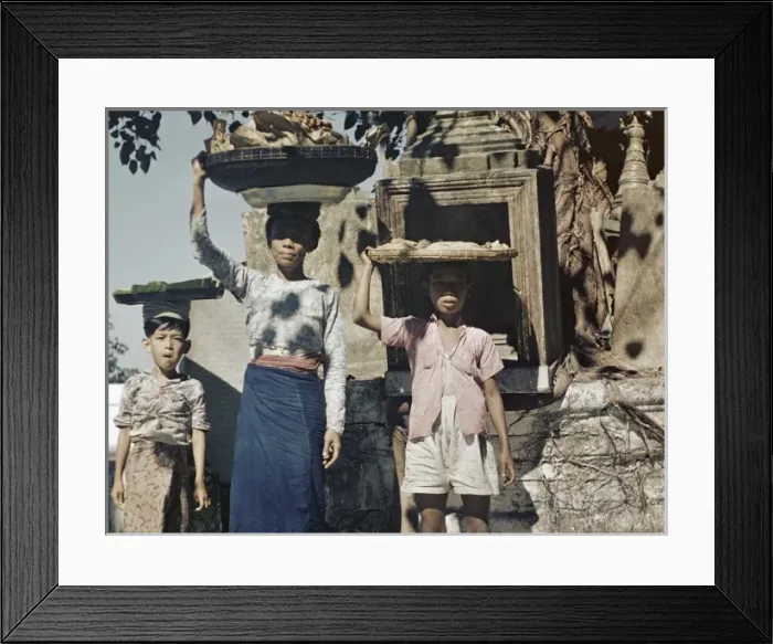 Framed Print : Shwedagon Pagoda food sellers - Rangoon Framed Print : Shwedagon Pagoda food sellers - Rangoon