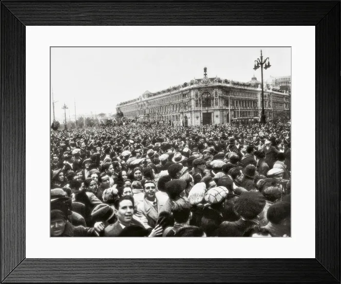 Framed Print : Spain. Second Republic. Popular demonstration in Madrid after the triumph Framed Print : Spain. Second Republic. Popular demonstration in Madrid after the triumph