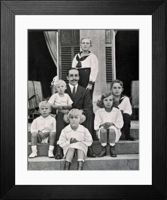 Framed Print : Alfonso XIII with all his sons (1915) Framed Print : Alfonso XIII with all his sons (1915)