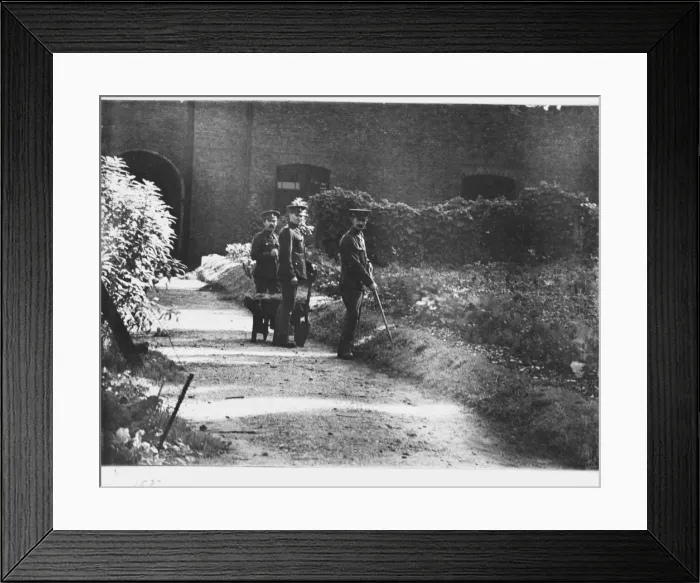 Framed Print : Soldiers in grounds, 1917 at the Natural History Museum, Lon Framed Print : Soldiers in grounds, 1917 at the Natural History Museum, Lon