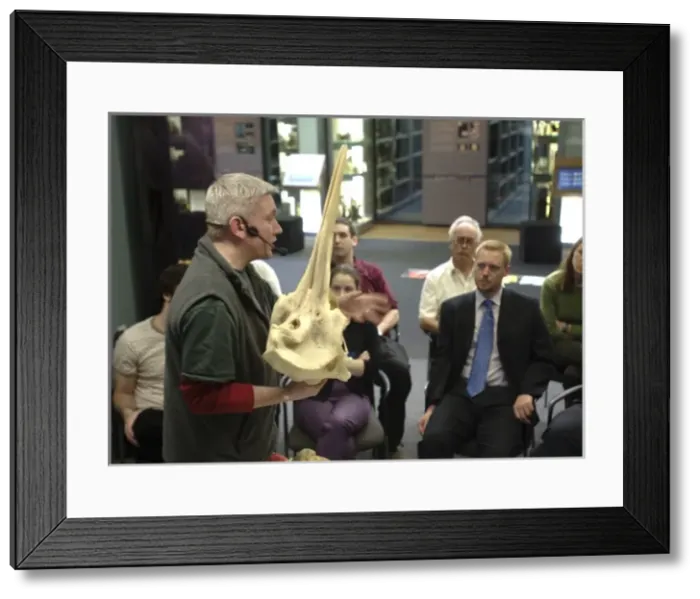Framed Print : Darwin Centre Live Presentation Framed Print : Darwin Centre Live Presentation