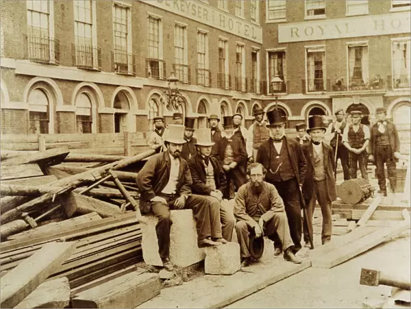 Group of workers on Blackfriars Bridge site
