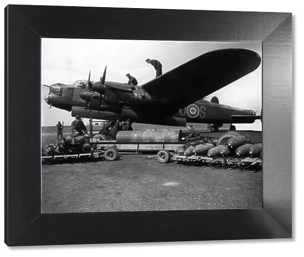 Avro Lancaster I R5868s for Sugar being bombed up