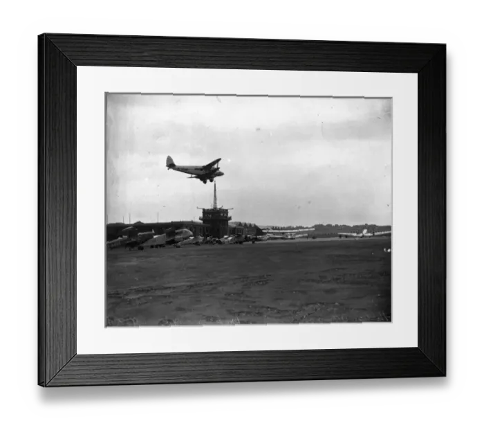 Framed Print : A de Havilland DH86 G-ADMY comes in to land at Croydon Framed Print : A de Havilland DH86 G-ADMY comes in to land at Croydon