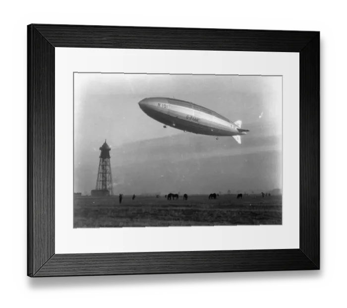 Framed Print : Airship R101 at alongside its mooring mast at Cardington Framed Print : Airship R101 at alongside its mooring mast at Cardington