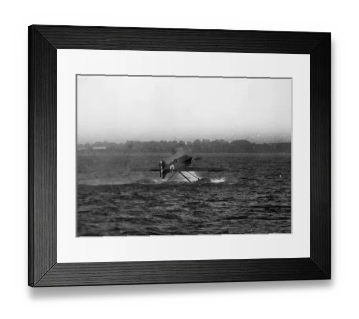 Framed Print : Lt Giovanni Monti takes-off in a Macchi M67 Schneider Trophy Framed Print : Lt Giovanni Monti takes-off in a Macchi M67 Schneider Trophy