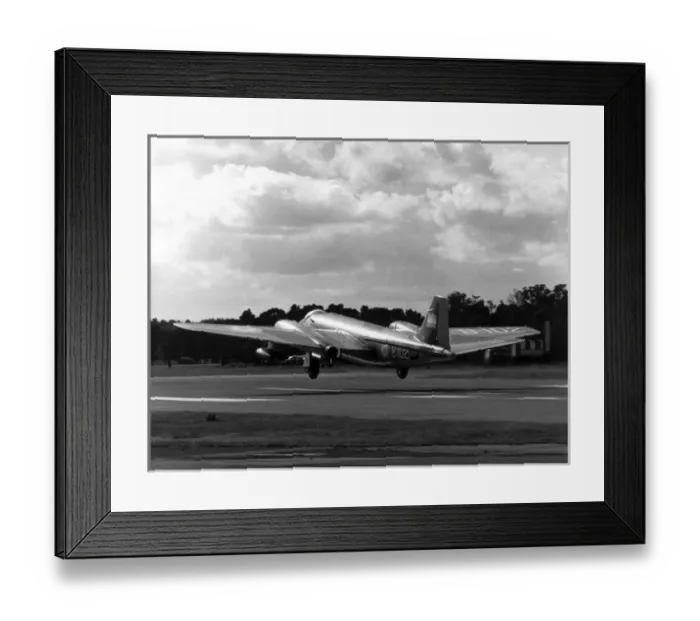 Framed Print : English Electric Canberra B62 B-102 (G-AHYP) Framed Print : English Electric Canberra B62 B-102 (G-AHYP)