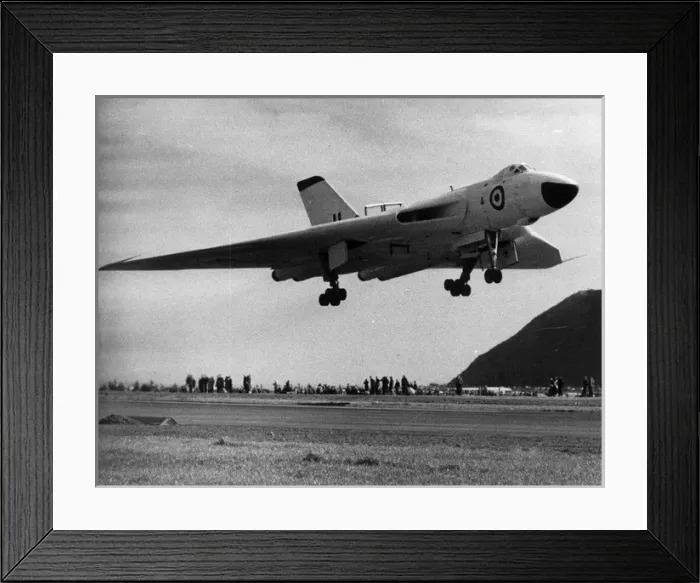 Framed Print : Avro Vulcan B2 comes in to land Framed Print : Avro Vulcan B2 comes in to land