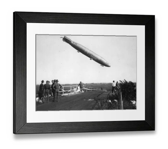 Framed Print : US soldiers watch as the R34 descends steeply at Mineola Framed Print : US soldiers watch as the R34 descends steeply at Mineola