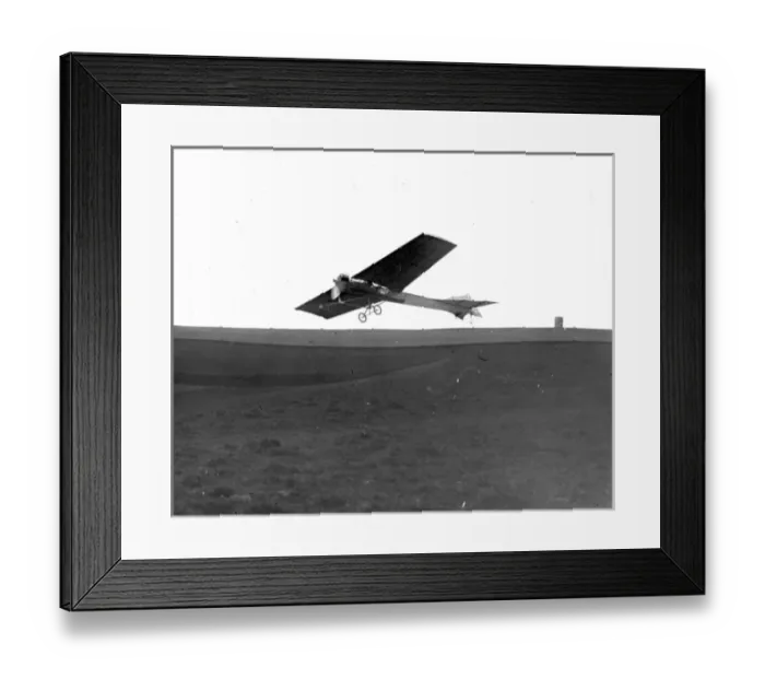 Framed Print : Hubert Latham flying an Antoinette monoplane at Sangatte Framed Print : Hubert Latham flying an Antoinette monoplane at Sangatte