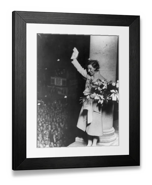 Framed Print : Amy Johnson greets the crowds from Grosvenor House Framed Print : Amy Johnson greets the crowds from Grosvenor House