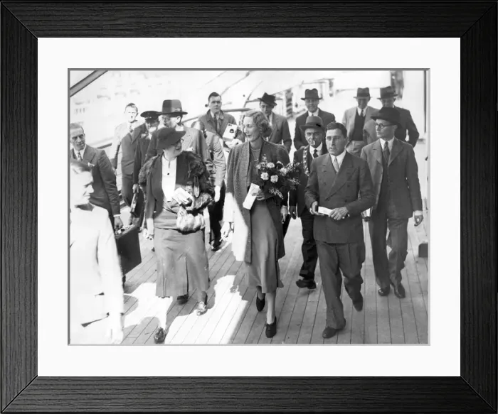 Framed Print : Beryl Markham (1902-1986) on her arrival back in the UK Framed Print : Beryl Markham (1902-1986) on her arrival back in the UK