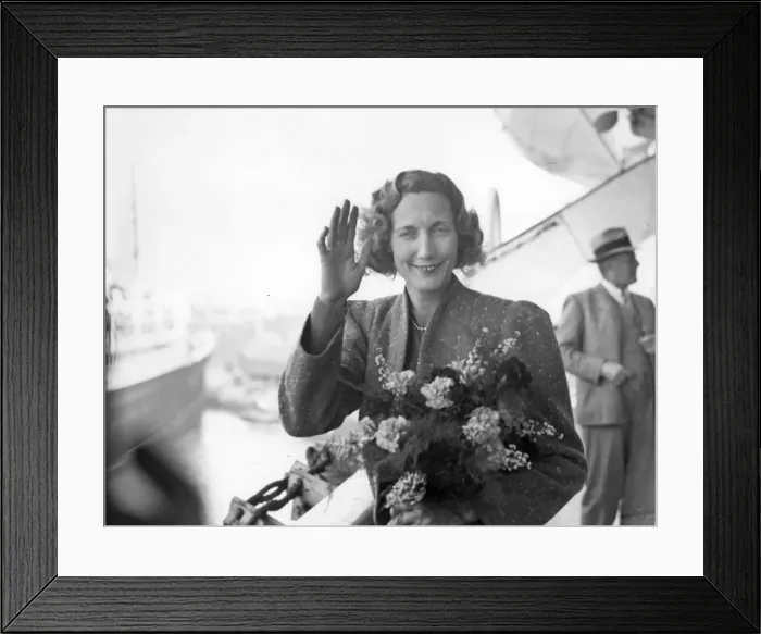 Framed Print : Beryl Markham (1902-1986) on her arrival back in the UK Framed Print : Beryl Markham (1902-1986) on her arrival back in the UK