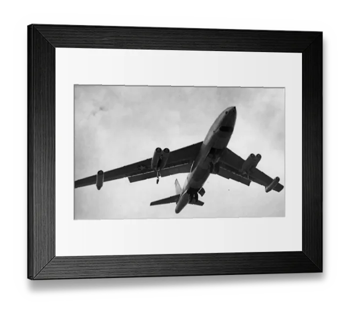 Framed Print : A Boeing B-47 Stratojet arrives at RAF Fairford from Florida Framed Print : A Boeing B-47 Stratojet arrives at RAF Fairford from Florida