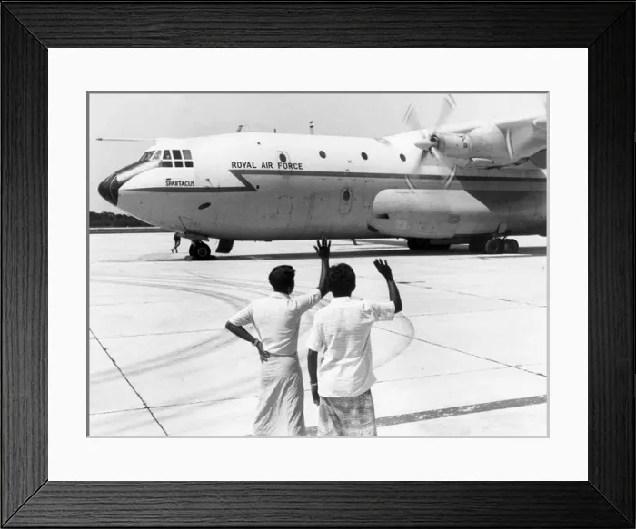 Framed Print : Maldivians wave goodbye for the last time Framed Print : Maldivians wave goodbye for the last time