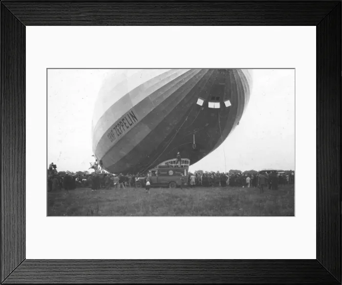 Framed Print : The Graf Zeppelin LZ 127 from Kew Ground Framed Print : The Graf Zeppelin LZ 127 from Kew Ground