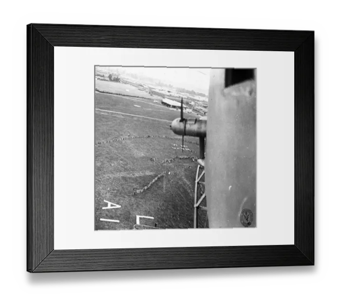 Framed Print : The Graf Zeppelin LZ 127 landing at Hanworth Aero Park Framed Print : The Graf Zeppelin LZ 127 landing at Hanworth Aero Park