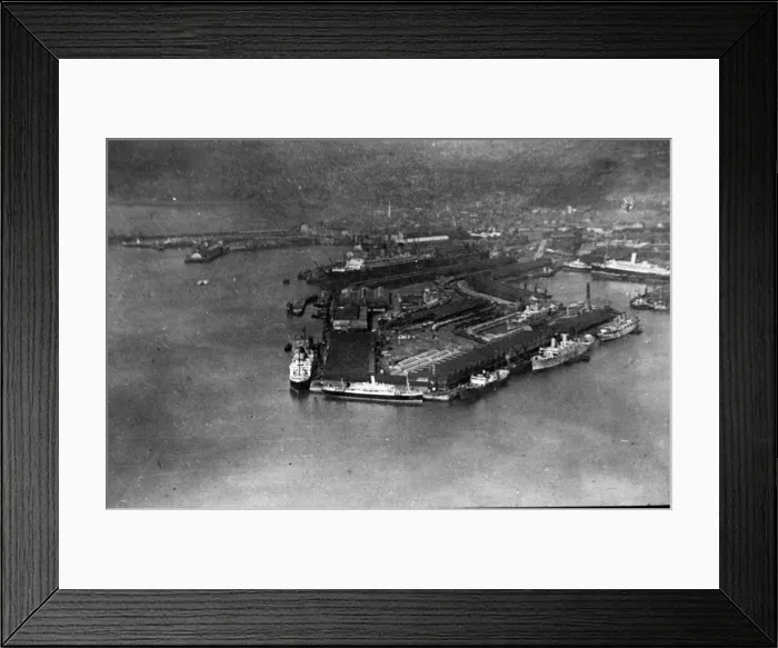 Framed Print : O E Simmonds aerial view of Southampton Docks Framed Print : O E Simmonds aerial view of Southampton Docks