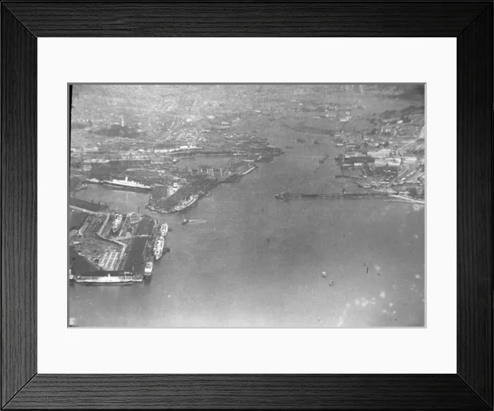 Framed Print : O E Simmonds aerial view of Southampton Docks Framed Print : O E Simmonds aerial view of Southampton Docks