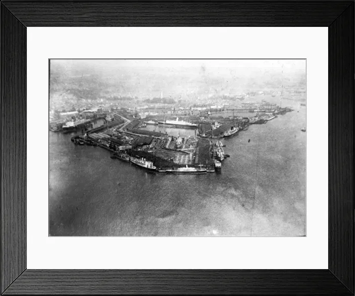 Framed Print : O E Simmonds aerial view of Southampton Docks Framed Print : O E Simmonds aerial view of Southampton Docks