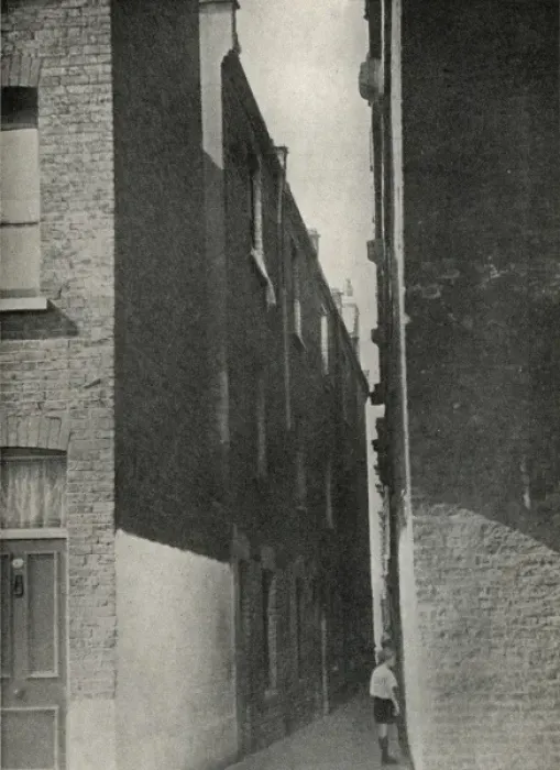 Framed Print : 1930s poor housing at Shadwell, Stepney Framed Print : 1930s poor housing at Shadwell, Stepney