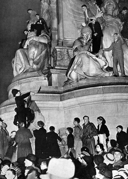 1937 Coronation - spectators in Trafalgar Square