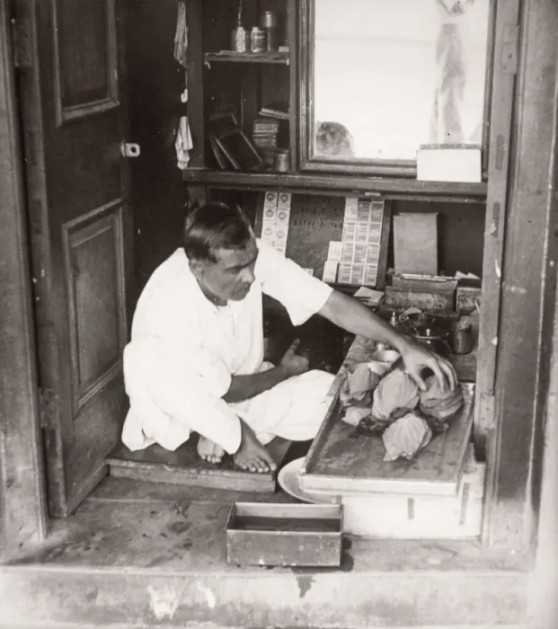 Framed Print : 1940s East Africa - betel nut seller, Mombasa, Kenya Framed Print : 1940s East Africa - betel nut seller, Mombasa, Kenya