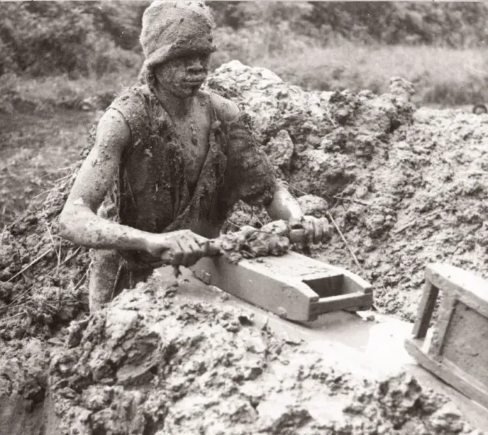 Framed Print : 1940s East Africa - Uganda brick maker covered in mud Framed Print : 1940s East Africa - Uganda brick maker covered in mud