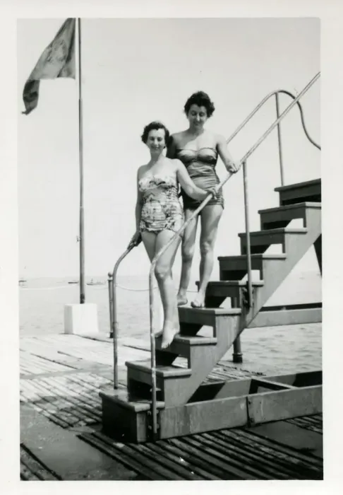 Framed Print : 1950s Bathing Lovelies posing on a set of steps Framed Print : 1950s Bathing Lovelies posing on a set of steps
