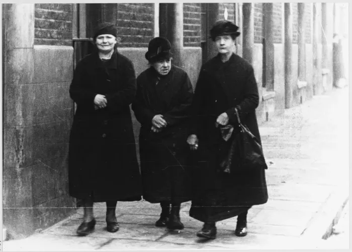 Framed Print : 3 Elderly Women / 1930S Framed Print : 3 Elderly Women / 1930S