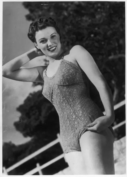 Framed Print : 40S AUSSIE BEACH BABE Framed Print : 40S AUSSIE BEACH BABE