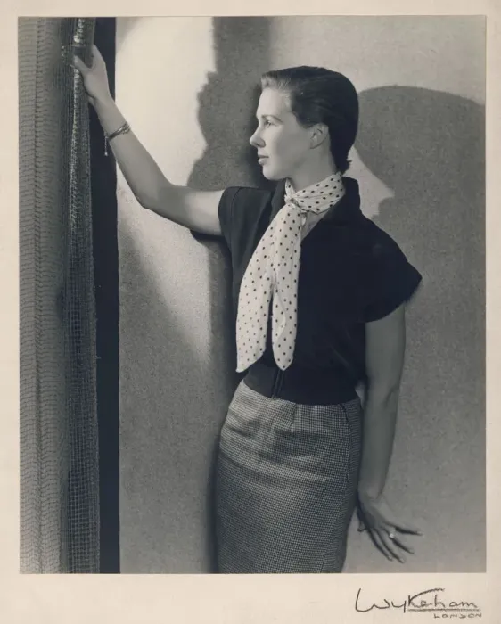 Framed Print : 50S GIRL BY WYKEHAM Framed Print : 50S GIRL BY WYKEHAM