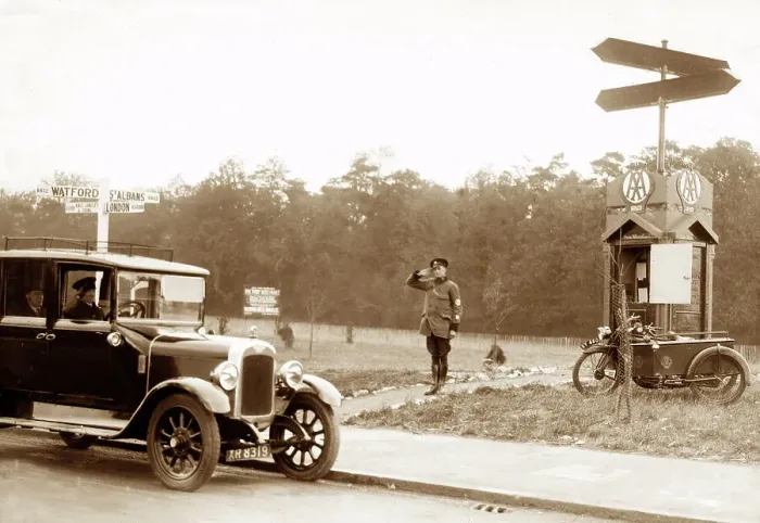 Framed Print : AA patrolman saluting motorist at Garston near Watford Framed Print : AA patrolman saluting motorist at Garston near Watford
