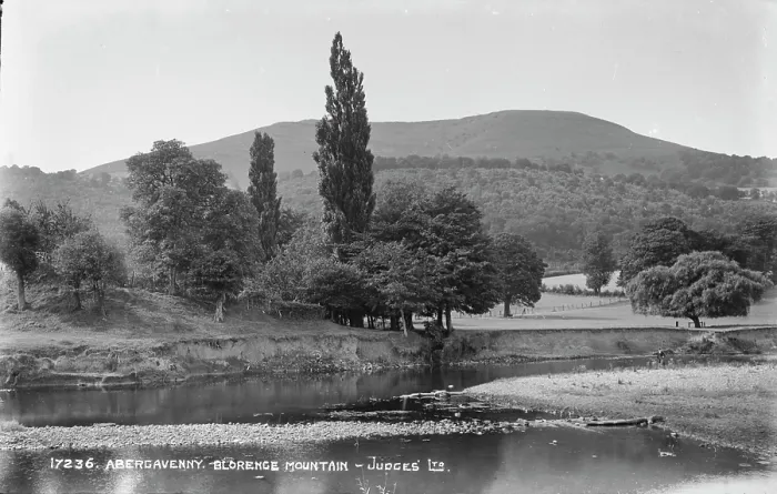 Framed Print : Abergavenny and Blorenge Mountain Framed Print : Abergavenny and Blorenge Mountain