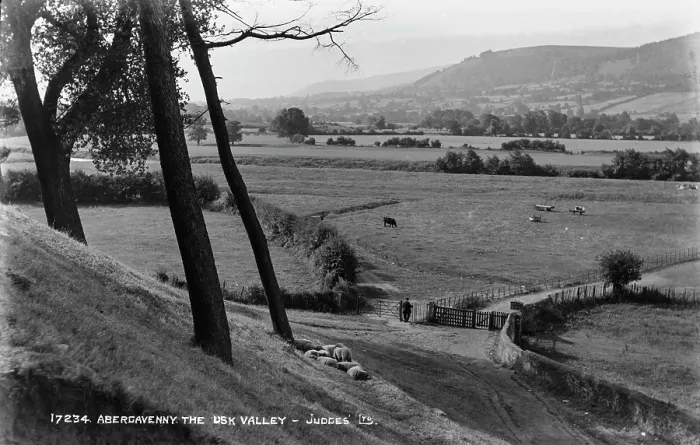 Framed Print : Abergavenny in the Usk Valley Framed Print : Abergavenny in the Usk Valley