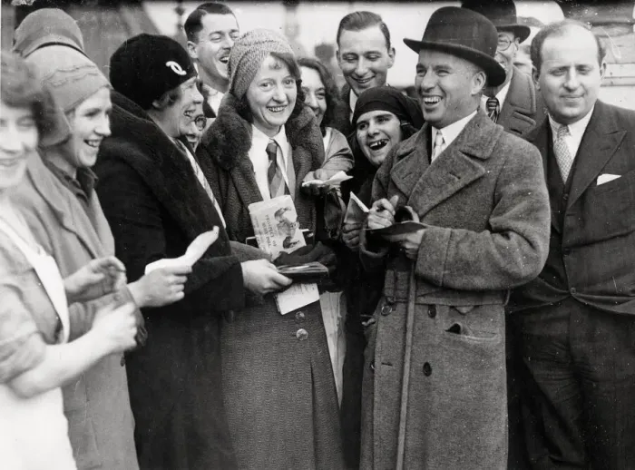 Framed Print : Actor Charlie Chaplin on his return to the UK in 1931 Framed Print : Actor Charlie Chaplin on his return to the UK in 1931