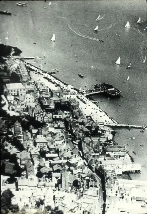 Framed Print : Aerial view of Cowes, Isle of Wight Framed Print : Aerial view of Cowes, Isle of Wight