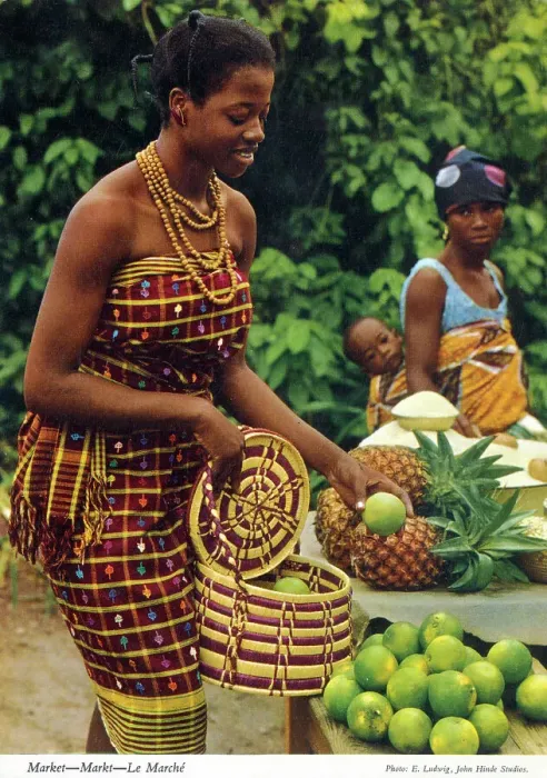 Framed Print : Africa - Woman buying limes at an African market Framed Print : Africa - Woman buying limes at an African market