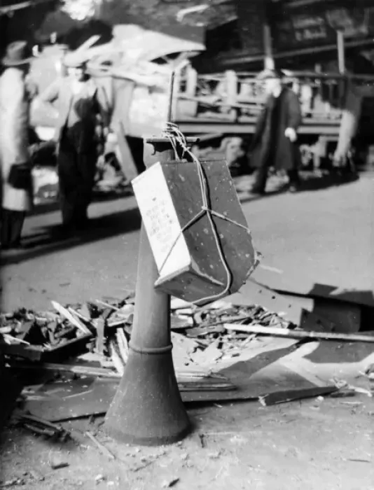 Framed Print : Aftermath of high explosive bomb, Blackfriars Road, WW2 Framed Print : Aftermath of high explosive bomb, Blackfriars Road, WW2