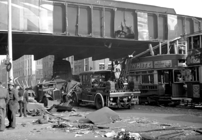 Framed Print : Aftermath of high explosive bomb, Blackfriars Road, WW2 Framed Print : Aftermath of high explosive bomb, Blackfriars Road, WW2
