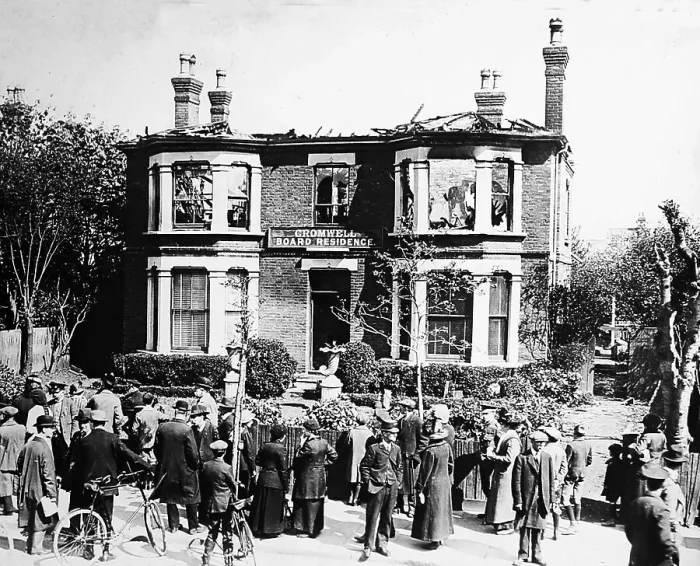 Framed Print : Air raid damage in Southend during WW1 Framed Print : Air raid damage in Southend during WW1
