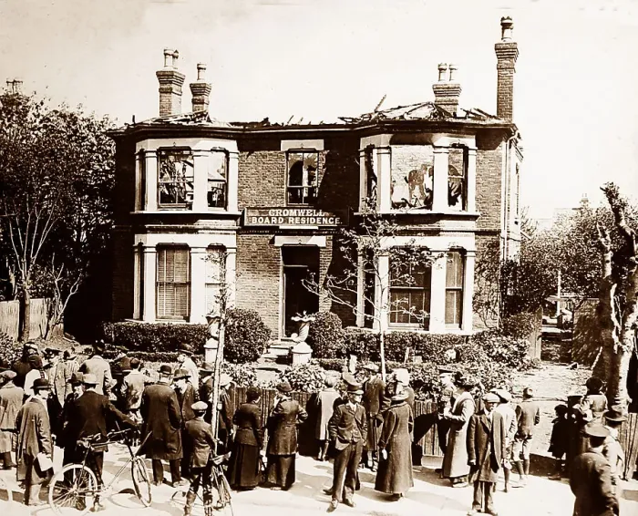 Framed Print : Air raid damage in Southend during WW1 Framed Print : Air raid damage in Southend during WW1