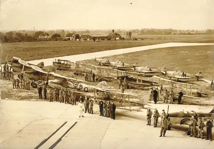 Framed Print : The aircraft and pupils of the RAFVR at Gatwick