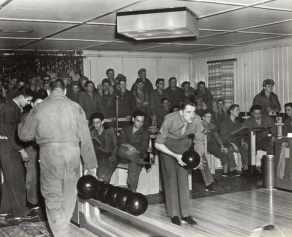 Airmen at the Bowling-Alley at the Headquarters of the U?