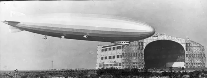 Framed Print : Airship Los Angeles in the air alongside its hangar Framed Print : Airship Los Angeles in the air alongside its hangar