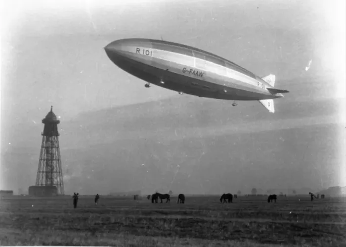 Framed Print : Airship R101 at alongside its mooring mast at Cardington Framed Print : Airship R101 at alongside its mooring mast at Cardington