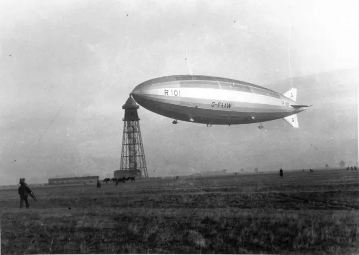 Framed Print : Airship R101 at its mooring mast at Cardington Framed Print : Airship R101 at its mooring mast at Cardington