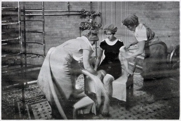 Framed Print : Aix douche-massage been given at Bath, Somerset. The natural hot water was perfectly adapted for treatment. Date: 1921 Framed Print : Aix douche-massage been given at Bath, Somerset. The natural hot water was perfectly adapted for treatment. Date: 1921