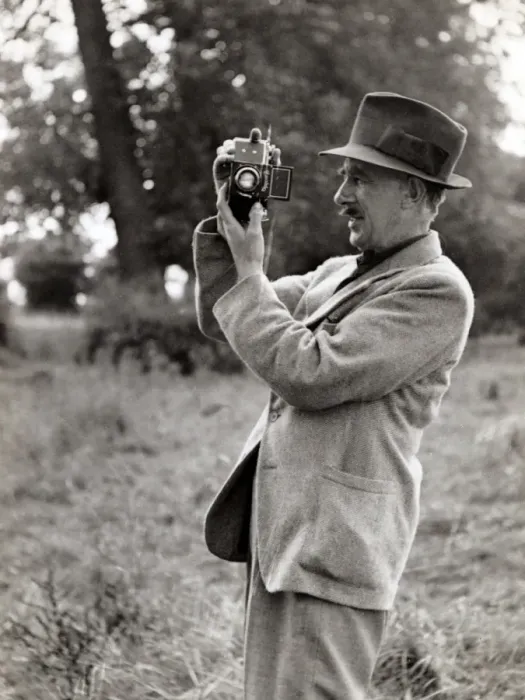 Framed Print : Alan Fraser taking photographs on the Medway in 1931 Framed Print : Alan Fraser taking photographs on the Medway in 1931